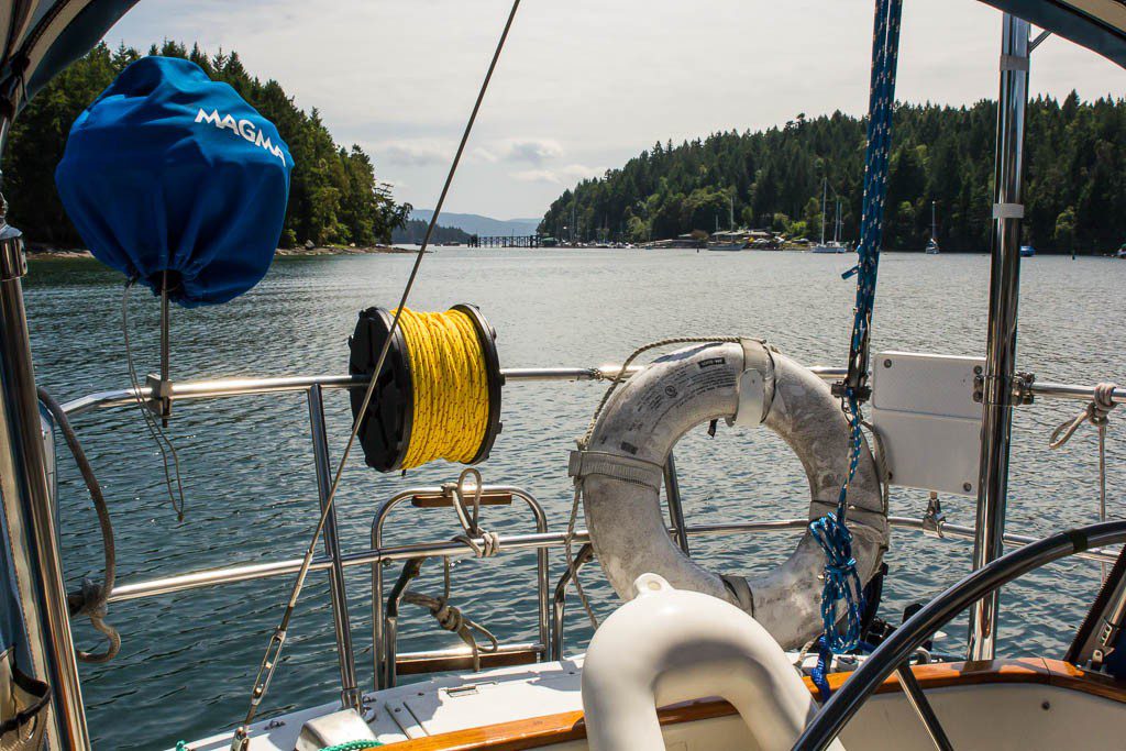 A better shot of our stern tie rope and reel setup. Also, we need to clean our rescue ring. It's covered in mildew. That's just sad.