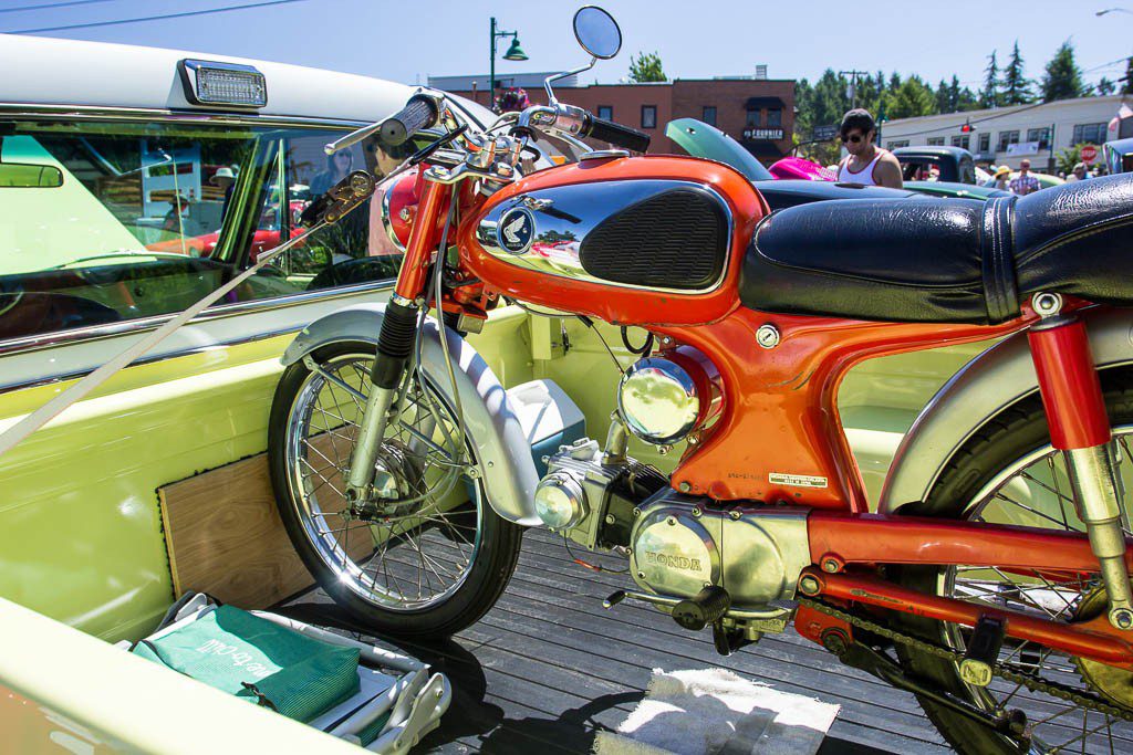 Love those old Hondas. Would be neat to ride one someday.