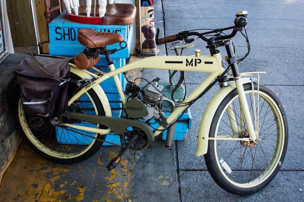 Cool vintage moped thingie. I want one!!! (on a mountain bike chassis!)