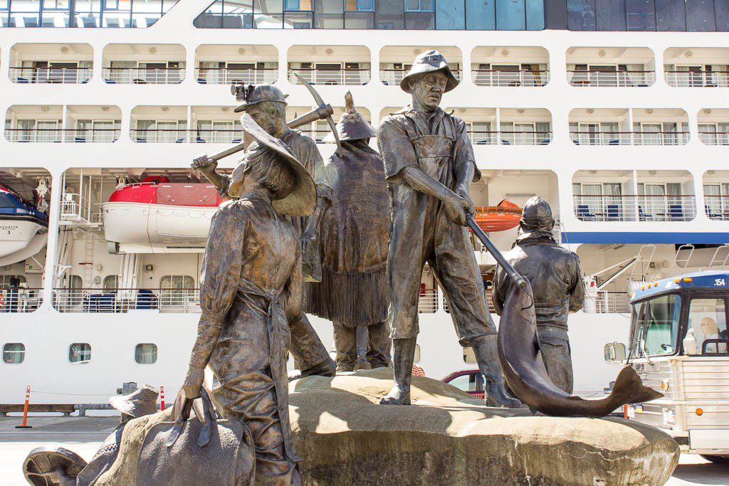 I like the contrast between the historical figured and the modern cruise ship