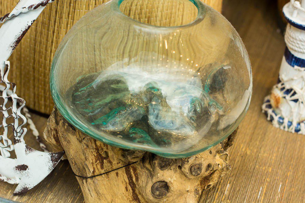 Cool melted jar over driftwood. Going to try this over the winter. Because I need more crafts. :/