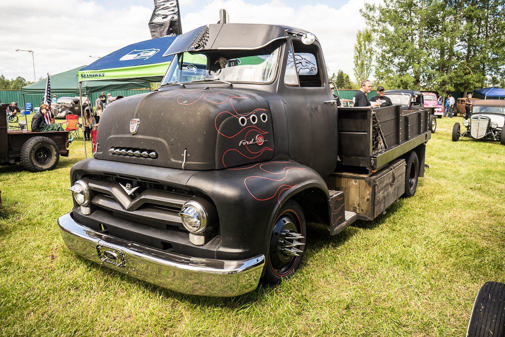 Love vintage semi trucks!