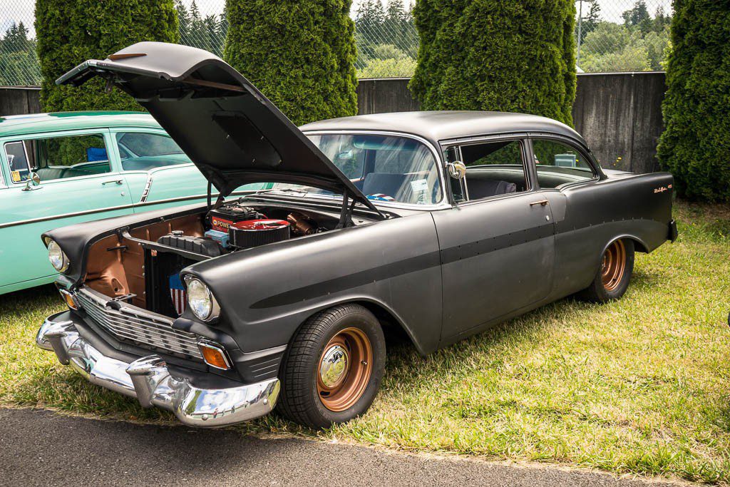 There were a lot of cars with bronze and dark metallic accents this year. I like the trend. 