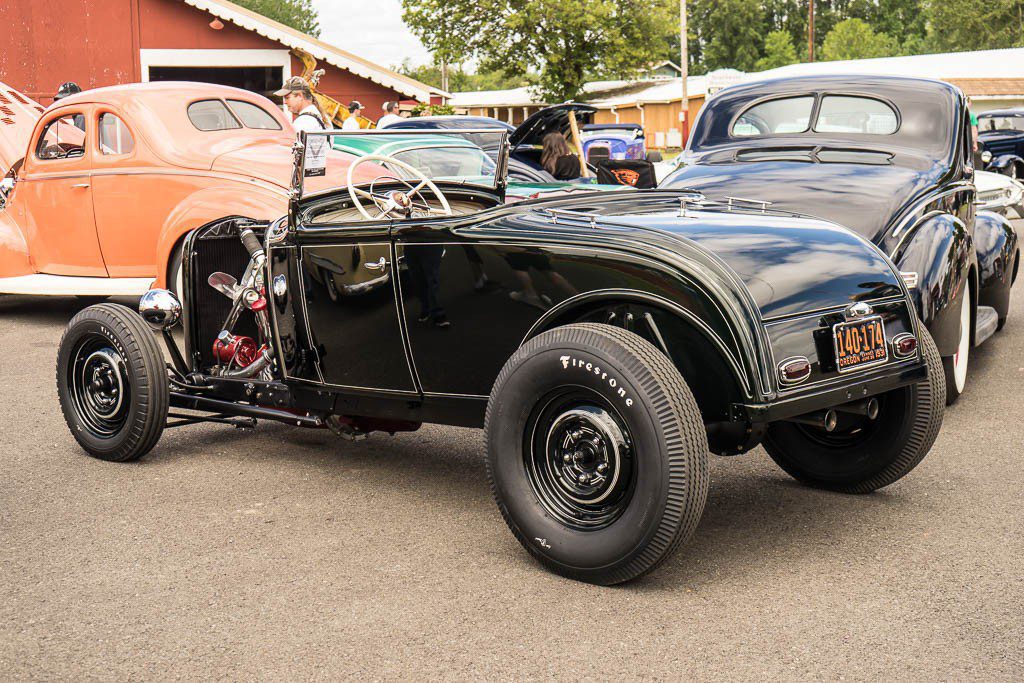 I really liked the subtle pinstriping along all the body lines.  Haven't seen that done before and it makes the care look super classy.