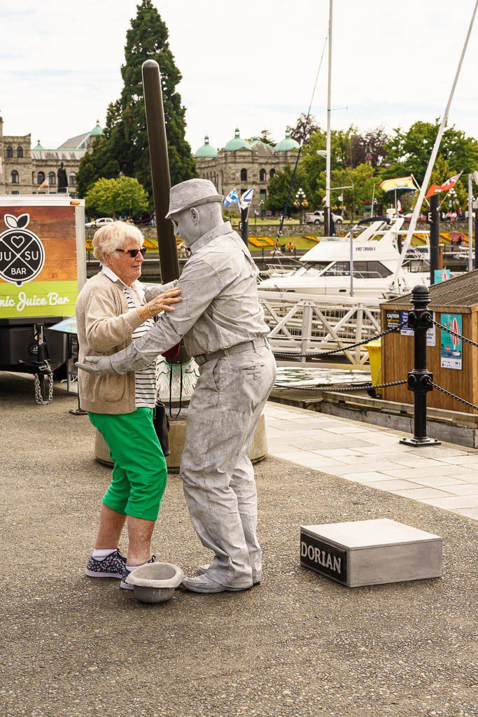 Painted statue man hugging the lady that gave him some cash. She was a little wierded out. As was I.