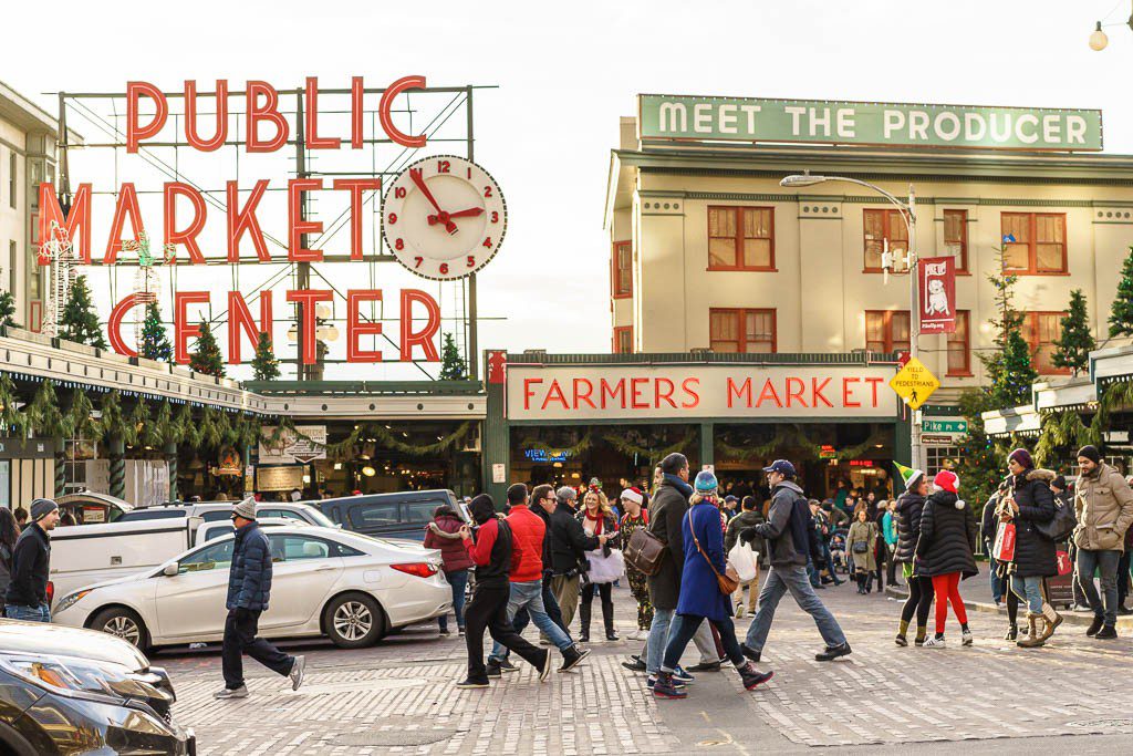 Obligatory tourist shot of the Pike Place sign.